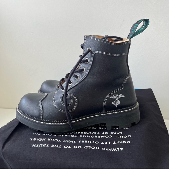 John Fluevog 7TH HEAVEN DERBY SWIRL (6 EYE) CLASSIC DERBY BOOTS in Black Vegan - Picture 4 of 10